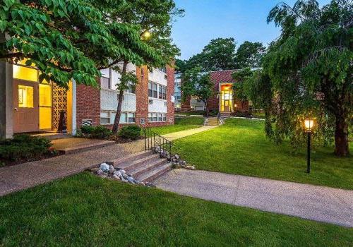 Entrance to a residential building at 柳树弯 apartments for rent in Philadelphia, PA