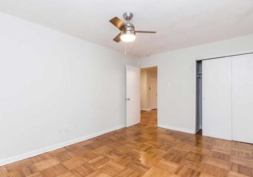 Bedroom with ample closet space, hardwood floors, and ceiling fan at 塞奇威克露台 apartments.